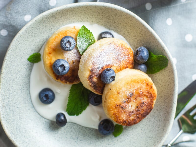 Сирники, тушковані у вершках. Смачна страва для приготування на сковорідці