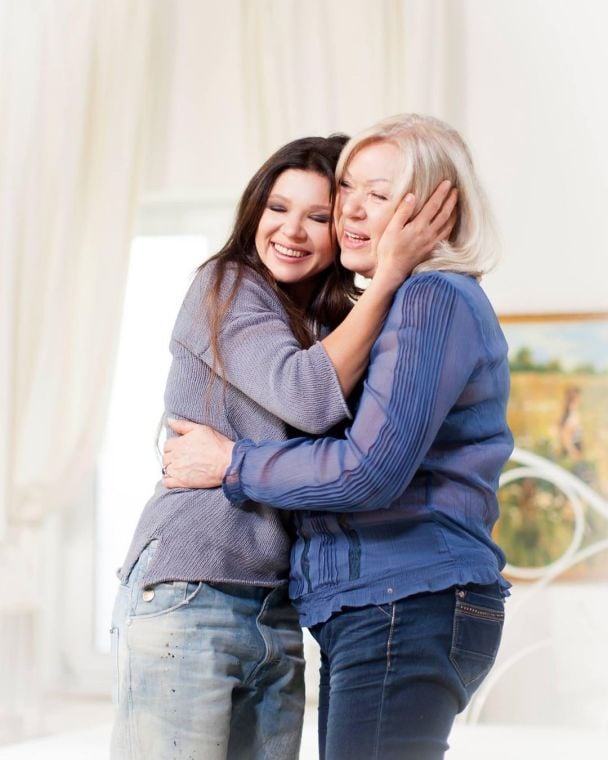 Руслана показала рідкісне фото з мамою-красунею та публічно звернулася до неї: "Вічно молода"