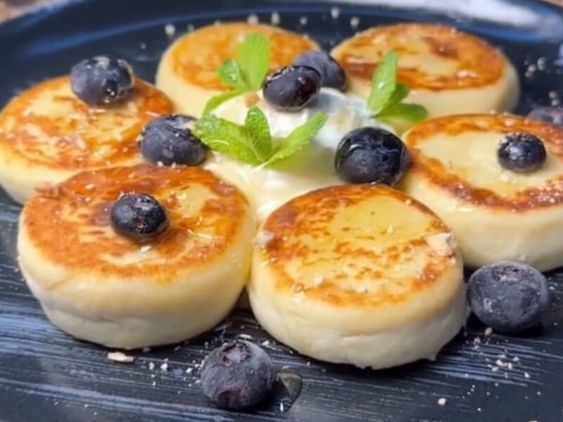 Секрет ідеальних сирників із ресторану – у цій простій дії з уже готовим тістом. Рецепт