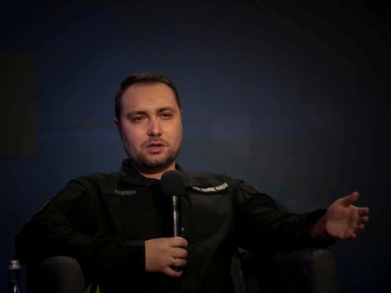 Буданов уперше з'явився на публіці в костюмі й краватці. Фото