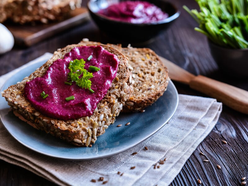 Натріть буряк і змішайте із цим. Смачна намазка на хліб
