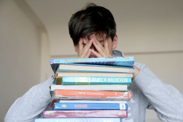 "Навчання стає каторгою": в Україні спалахнув скандал через "домашку" у школах