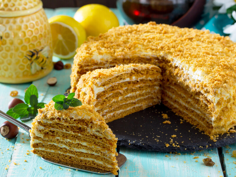 За цим швидким рецептом смачний торт "Медовик" готується пів години – просто змішайте це