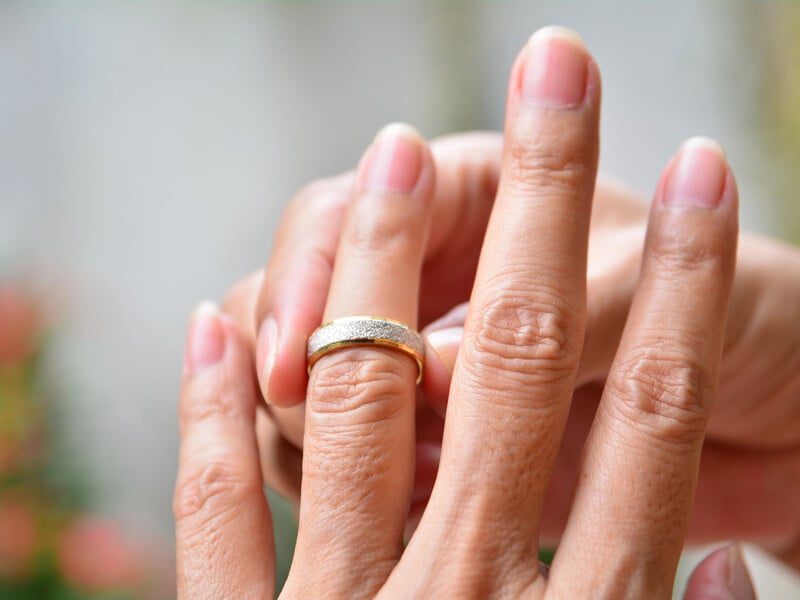 Простий спосіб зняти каблучку з набряклого пальця без допомоги. Секретний лайфхак, який не підведе