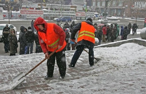 Кожному по лопаті: в Івано-Франківську знайшли спосіб боротися зі снігом