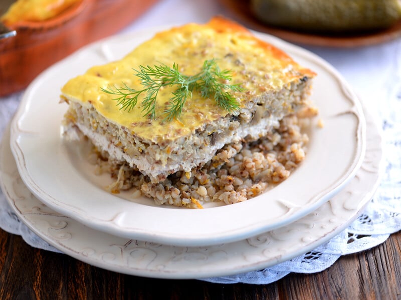 "Від такої неймовірної страви точно ніхто не відмовиться!" Рецепт гречаної запіканки