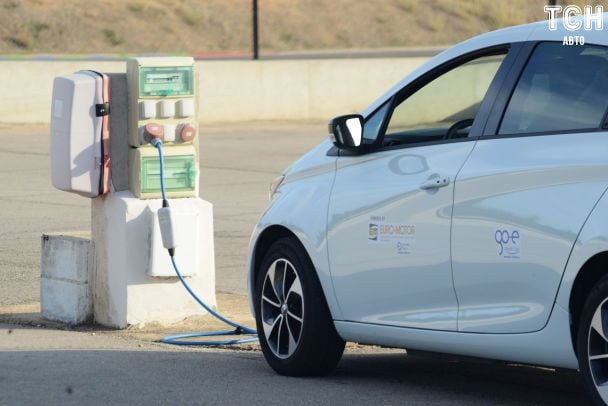 Сусідські війни: у Києві чоловік заряджав "Теслу" просто від розетки з квартири