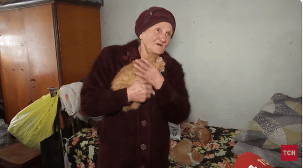 Єдина жителька прифронтового села на Донеччині відмовилась евакуйовуватись без котів та собак: щемлива історія