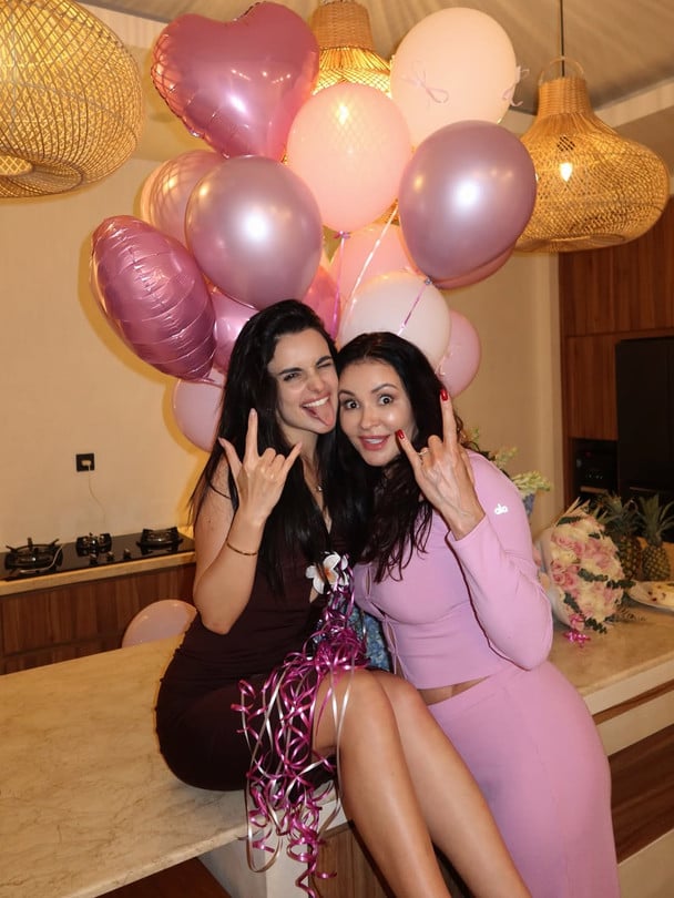 Анна Трінчер замилувала фото з мамою-красунею та влаштувала їй особливий сюрприз