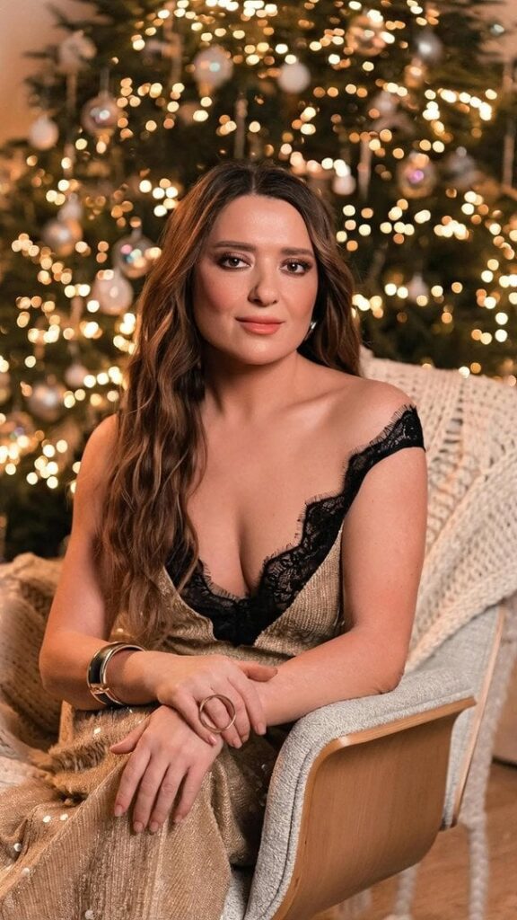 Могилевська виїхала з чоловіком і дітьми за кордон і показалася з родиною в аеропорту