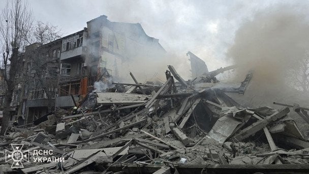 Атака на будинок у Харкові: Зеленський повідомив, чим вдарив ворог і які наслідки (фото)