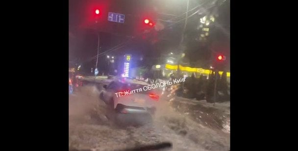 Вулиці Києва перетворилися на річки: що кажуть комунальники