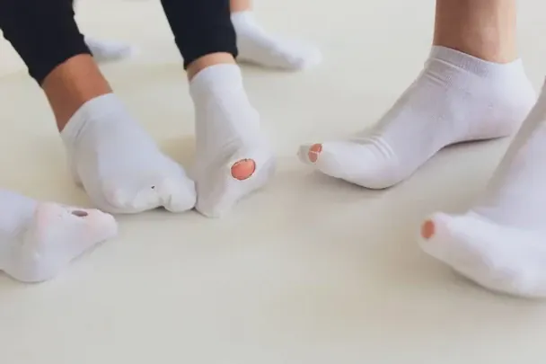 Шкарпетки швидко протираються на п’ятах: лайфгак, який подовжить їхній термін служби