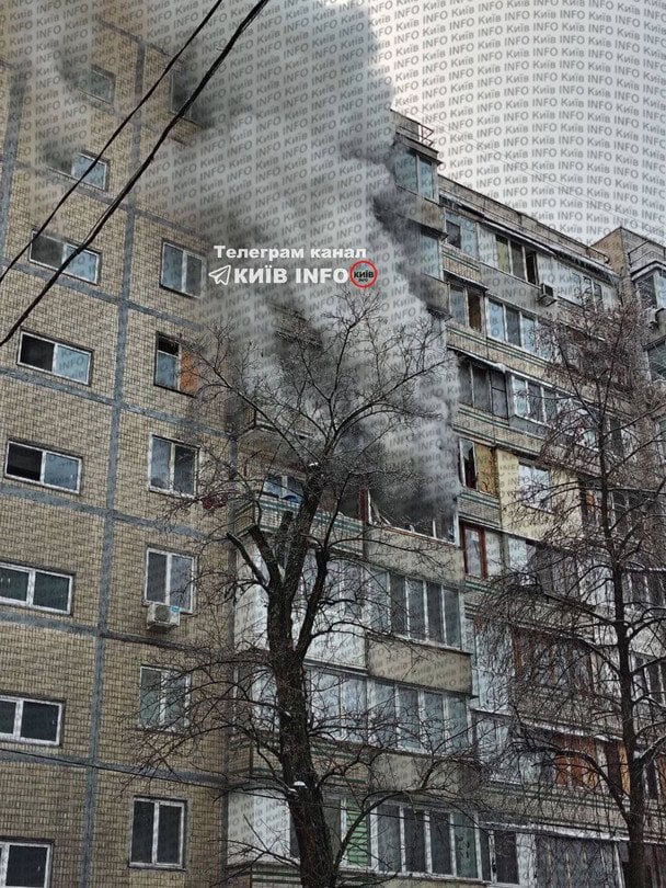 У Києві спалахнула масштабна пожежа: що горить