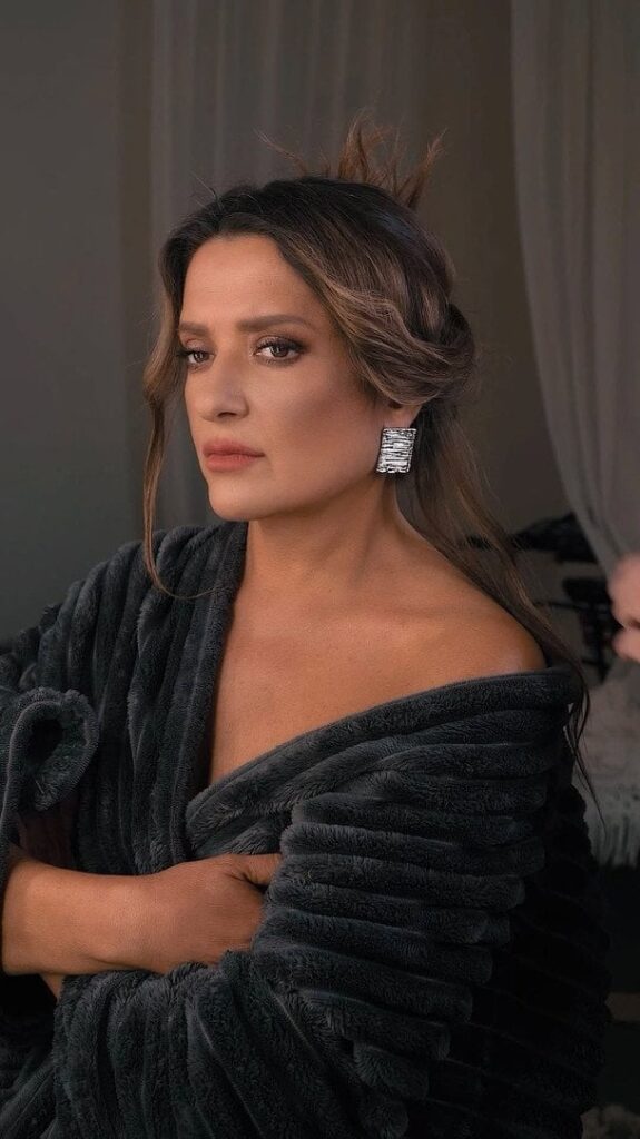 Могилевська з родиною повернулася до України з відпустки й показала свій знеструмлений дім під Києвом