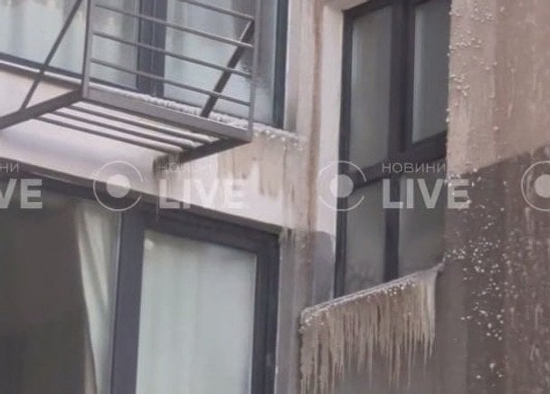 У Києві будинок перетворився на крижану печеру