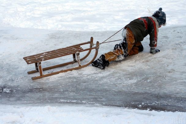 "Вирішив провчити": у Львові чоловік напав на дитину на льодовій гірці