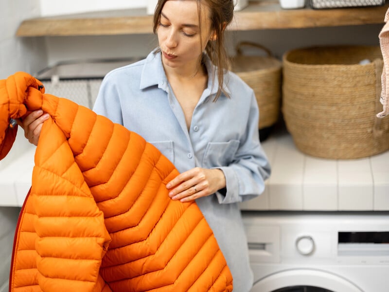 Постукайте цим після прання – і пух не зіб'ється в одну купу. Секрет, як удома випрати пуховик
