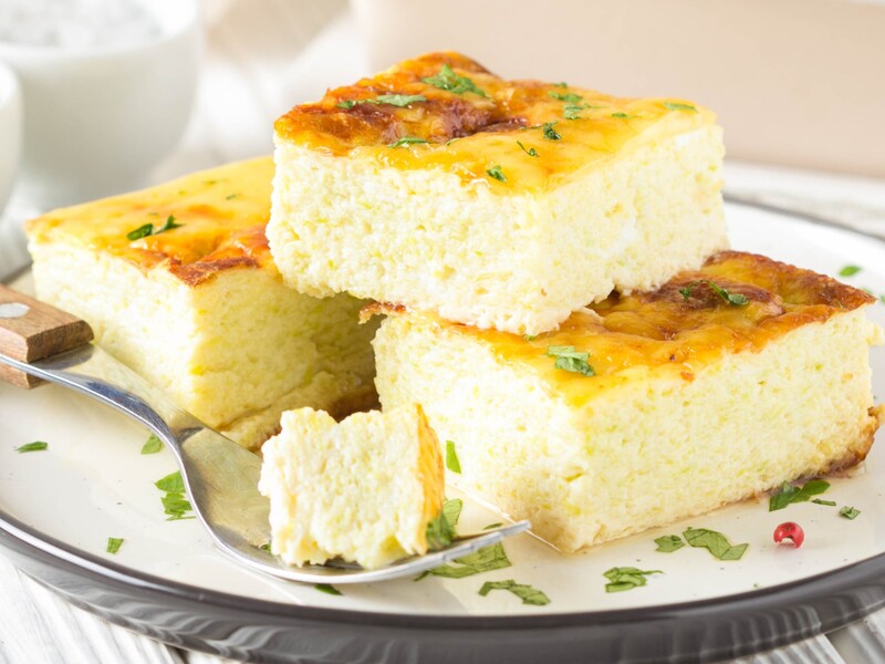 Додайте це до яєць – і омлет вийде дуже пухким і високим. Рецепт страви з дитинства