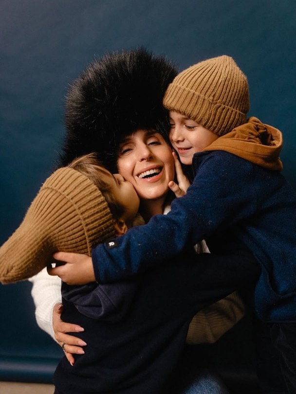 Джамала у трендовій зимовій шапці замилувала обіймами з синами-красенями й подарувала надію