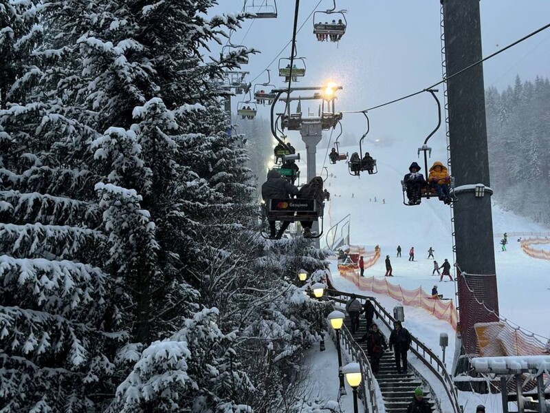 Таксі за 1 тис., житло – за 6 тис., черги й особливий вайб. Що зараз відбувається в Буковелі