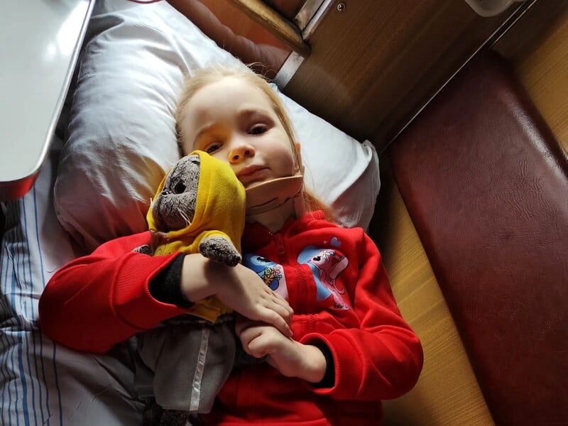 "Реву з усім Threаds". Начальник поїзда в хуртовину зупинив потяг, щоб підібрати хвору дитину