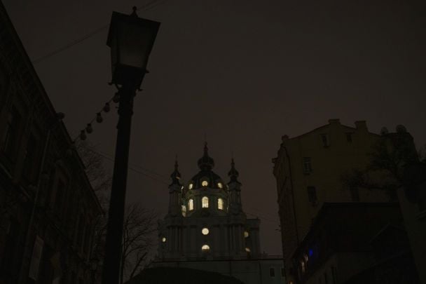 У Києві від опівночі зʼявляться тимчасові графіки відключень: деталі