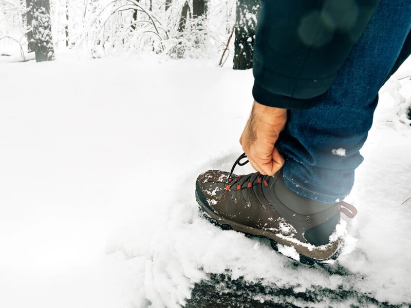 Це коштує копійки, а працює ефективно. Три способи захистити ноги від холоду й вологи