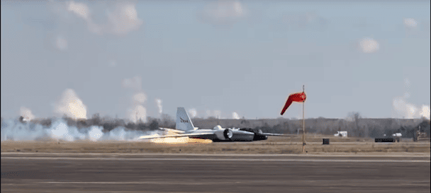 Іскри над злітною смугою: жорстка аварійна посадка літака NASA потрапила на відео