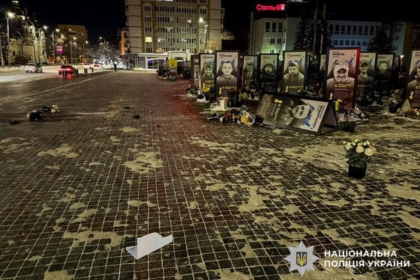 "Нагадують про війну": п’яна жінка у Рівному перекинула портрети загиблих воїнів (фото, відео)