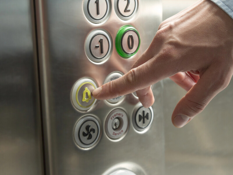 Що робити, якщо застрягли в ліфті, коли раптово вимкнули світло. Поради від розробників обладнання