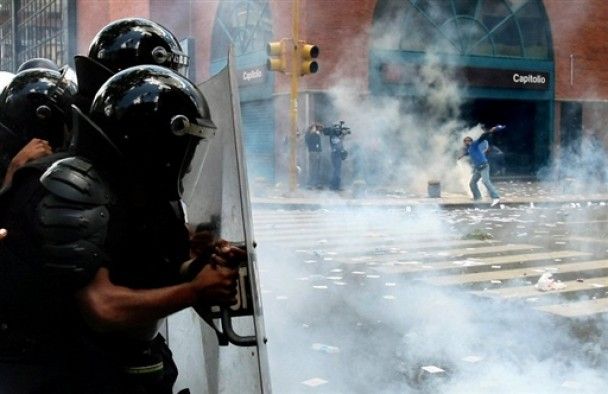 Стрілянина і вибухи пролунали біля президентського палацу у Каракасі — ЗМІ Стрілянина і вибухи пролунали біля президентського палацу у Каракасі — ЗМІ