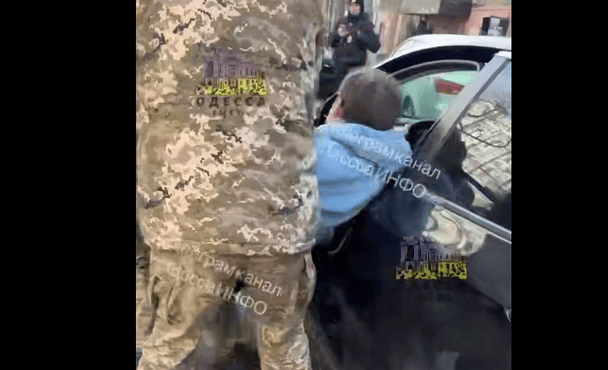 В Одесі військові ТЦК силоміць витягли водія і пошкодили авто: що кажуть у військкоматі (відео)