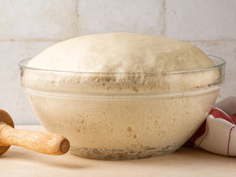 Із цього тіста виходять неймовірно пухкі й повітряні пиріжки. Перевірений рецепт на кефірі