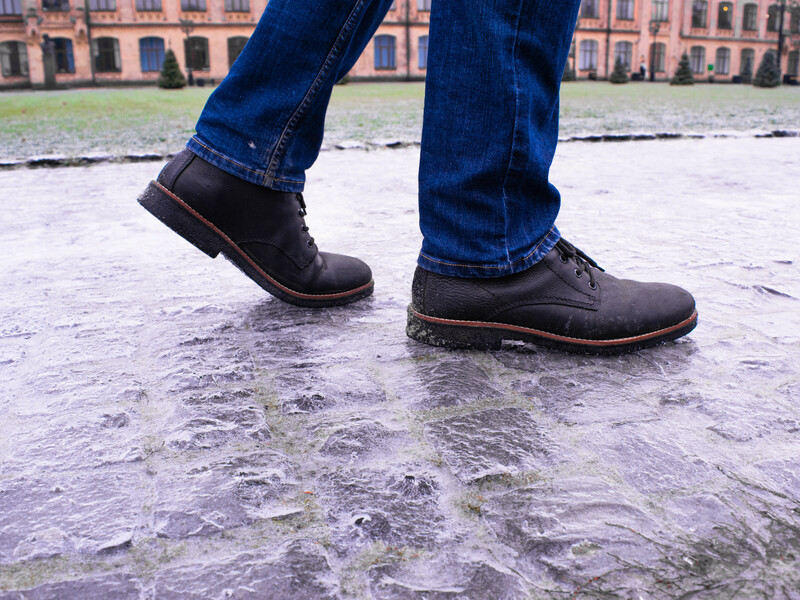 Два найпростіші бюджетні способи зробити взуття не таким слизьким. Лайфхаки