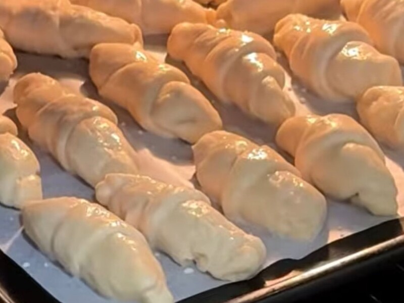 Приготуйте пишні та смачні рогалики без яєць і вершкового масла. Бюджетний рецепт тіста