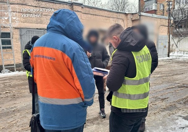 Падіння дівчини у яму з окропом у Києві: затримано посадовця "Київтеплоенерго", йому готують підозру