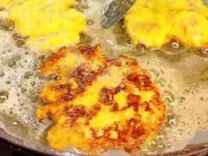 Цей сирно-цибулевий кляр зробить відбивні по-особливому соковитими й ніжними. Швидкий рецепт