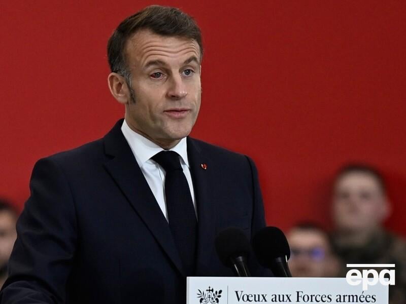 Макрон з'явився на публіці із залитим кров'ю оком. Що сталося? Відео