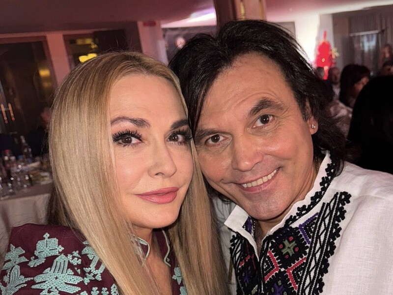 "Світитиме три роки, а коштує копійки!" Борисюк показав, як із батарейок зробити ліхтарик. Відео