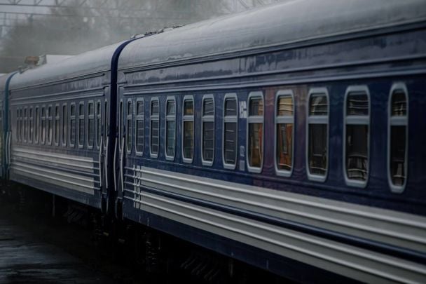 «Укрзалізниця» повідомила про затримку десятків поїздів: список рейсів