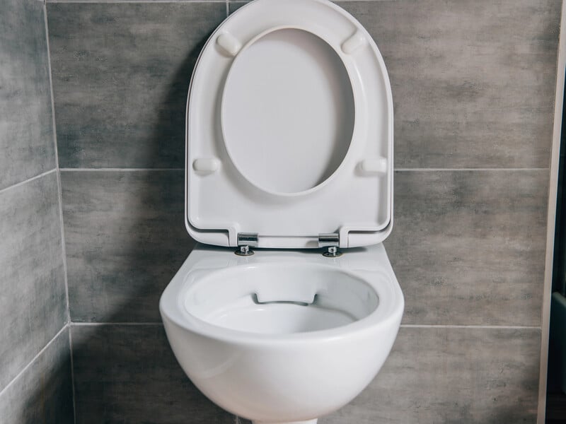 Киньте це в унітаз – і від сечового каменю не залишиться сліду. Лайфхак без агресивної хімії