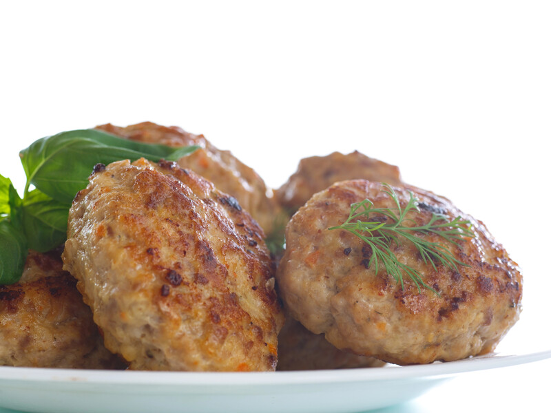 Щоб котлети були соковитими, не потрібно замішувати фарш. Робіть як професійні кухарі