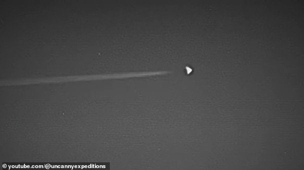 Над секретною базою США помітили трикутний НЛО: кадри об’єкта