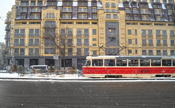 У Києві на правому березі призупинено рух тролейбусів та трамваїв: чим їхати