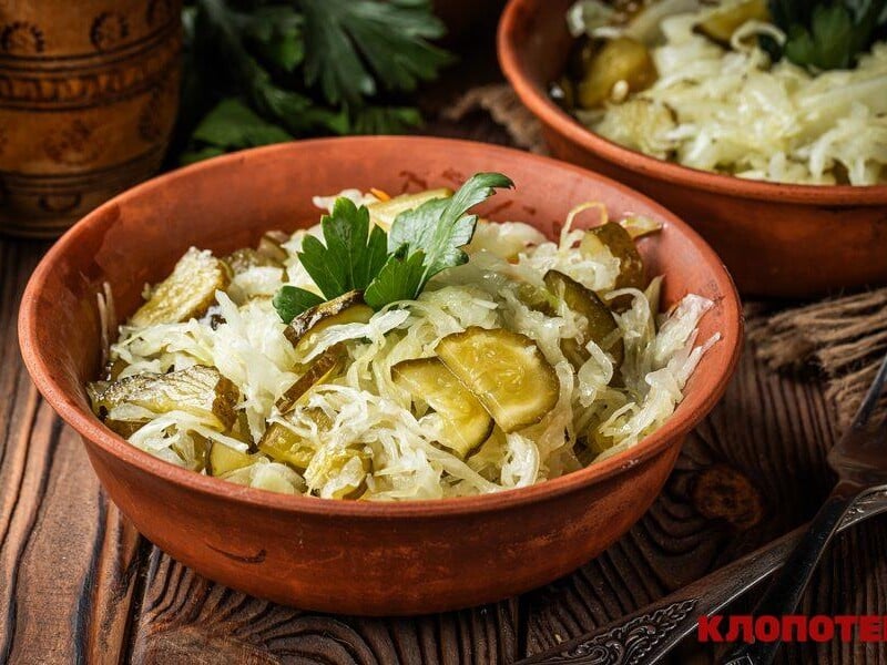 "Користь для здоров'я – неоціненна". Додайте це до квашеної капусти – і у вас вийде смачний салат до обіду або вечері