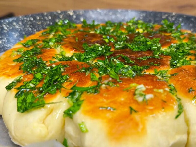 Приготуйте на сковороді пишні й ароматні часникові пампушки. Рецепт тіста