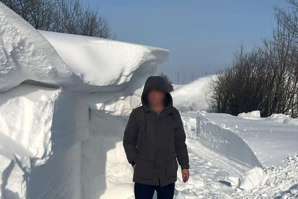 Дорога в "снігових тунелях": замети на Прикарпатті перевищували зріст людини (відео)