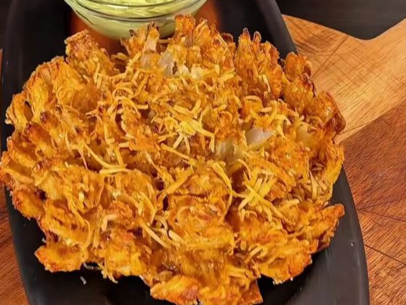 Приготуйте цю неймовірно смачну й дуже хрустку цибулю! Рецепт страви за кілька хвилин