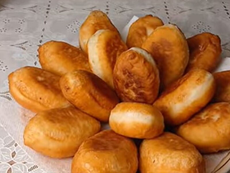 "Дуже швидко все робиться. Навіть не треба бруднити руки". Рецепт неймовірно пишних смажених пиріжків